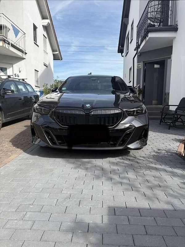 Gebraucht BMW 520 Sport Line 197 PS (144 kW) 2024 Grau Limousine