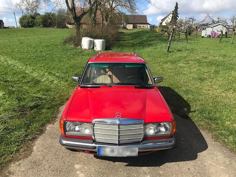 Gebraucht Mercedes E280 185 PS (136 kW) 1979 Rot Kombi