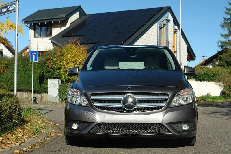Gebraucht Mercedes B200 136 PS (100 kW) 2013 Grau Van / Kleinbus