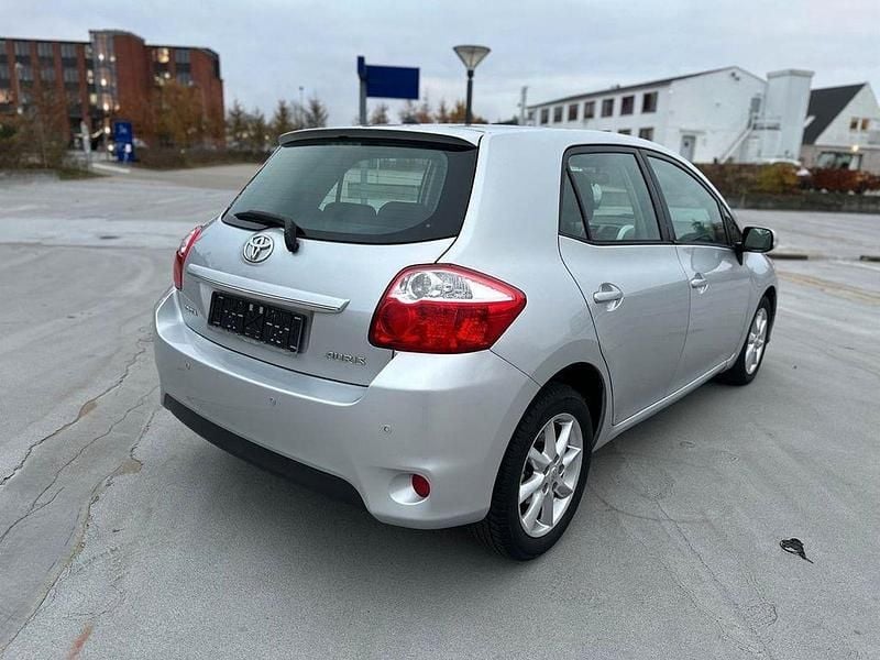 Gebraucht Toyota Auris Life 132 PS (97 kW) 2012 Silber Limousine