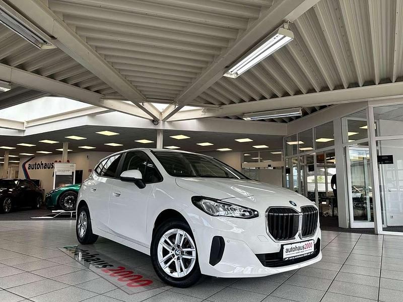 Alpinweiss iii Gebraucht 2022 BMW 218 Van / Kleinbus | 17.450 € (Fairer Preis) - Bild 1/4