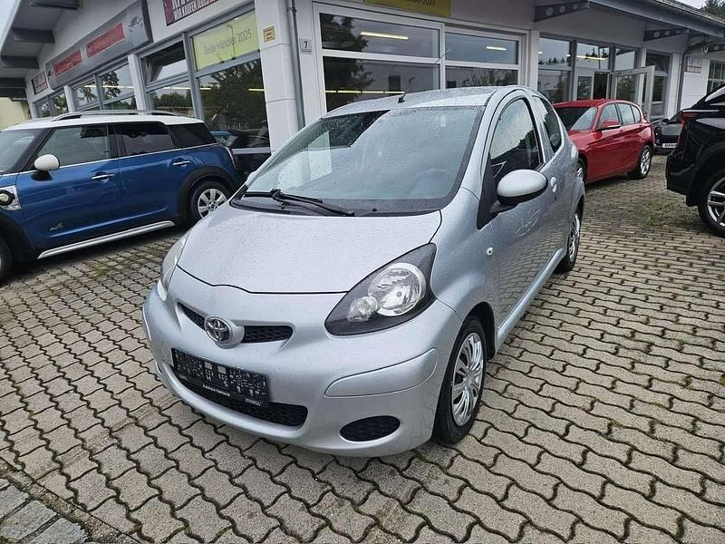 Satin silver Gebraucht 2011 Toyota Aygo Cool Kleinwagen | 3.700 € (Etwas zu teuer) - Bild 1/4
