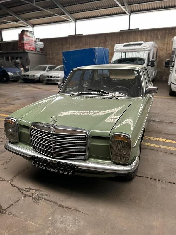 Grün Gebraucht 1973 Mercedes 230 Limousine | 8.999 € - Bild 1/4