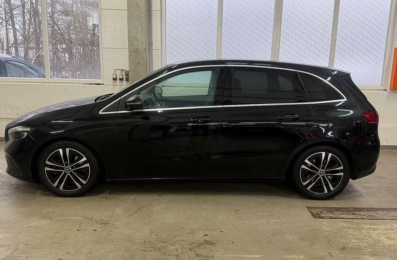 Gebraucht Mercedes B200 163 PS (119 kW) 2023 Schwarz Van / Kleinbus