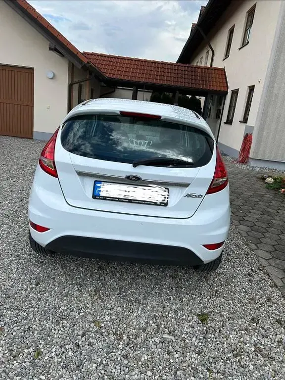 Gebraucht Ford Fiesta Titanium 82 PS (60 kW) 2010 Weiß Limousine