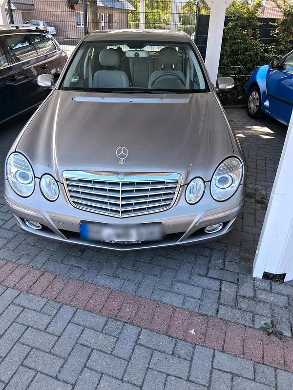 Grau Gebraucht 2006 Mercedes E200 Limousine | 8.750 € - Bild 1/4