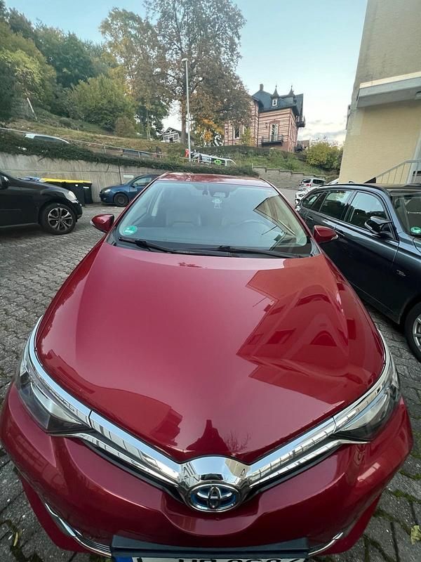 Rot Gebraucht 2017 Toyota Auris Hybrid Limousine | 13.400 € (Fairer Preis) - Bild 1/4