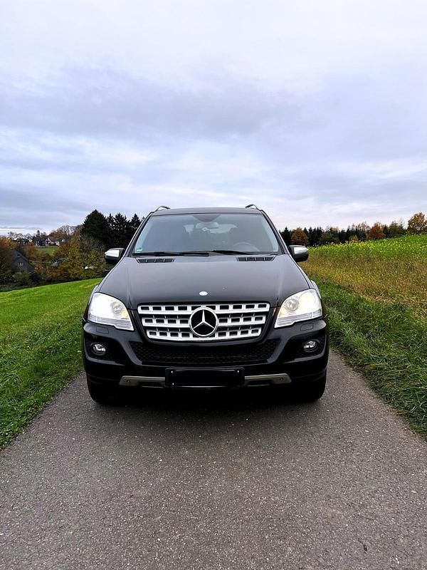 Second-hand Mercedes ML320 224 CP (164 kW) 2008 Negru SUV