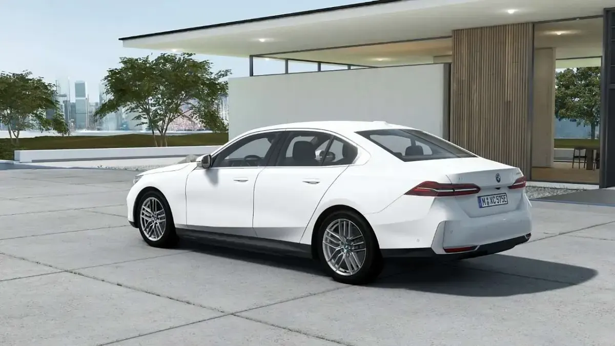 Neu BMW i5 Sport Line 289 kW (394 PS) 2025 Alpinweiß uni Limousine