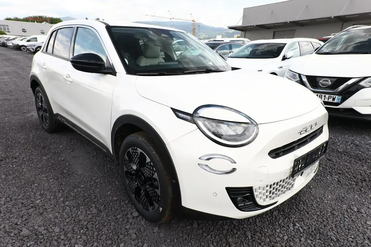 Neu Fiat 600 La Prima 101 PS (74 kW) 2026 Gelato weiß SUV