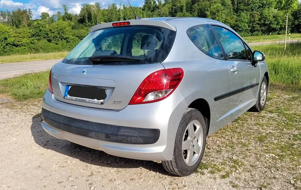 Gebraucht Peugeot 207 95 PS (69 kW) 2010 Silber Limousine