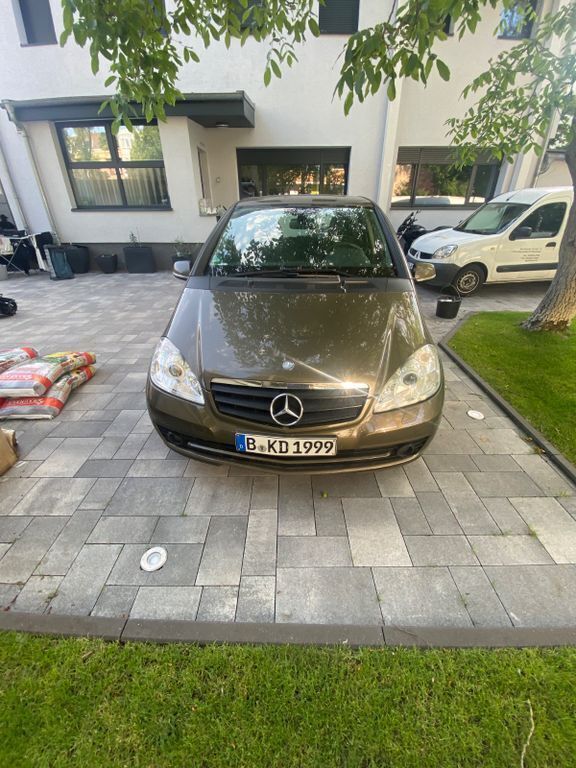 Braun Gebraucht 2010 Mercedes A160 Avantgarde Van / Kleinbus | 3.900 € (Fairer Preis) - Bild 1/4