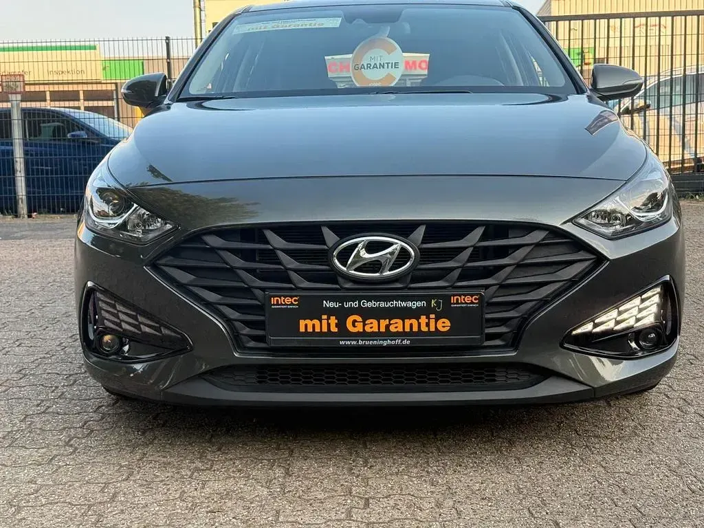 Gebraucht Hyundai i30 Select 120 PS (88 kW) 2023 Amazon grey / met Limousine