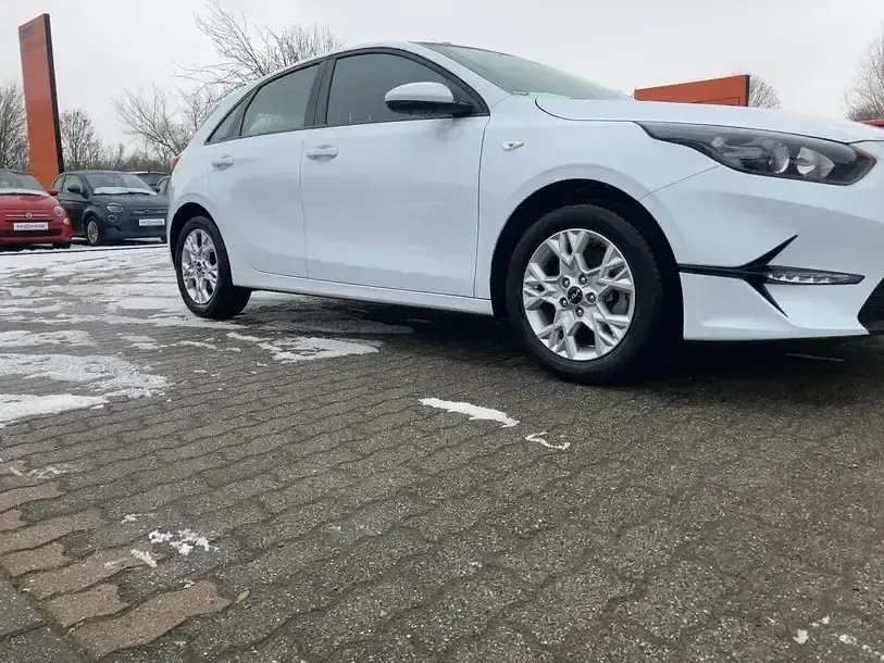 Gebraucht Kia Ceed 2023 Weiß Kleinwagen