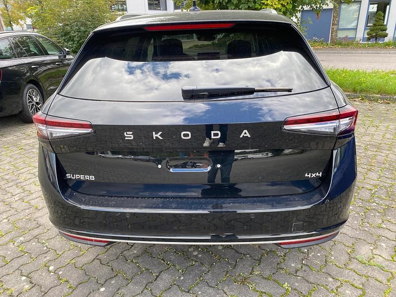 Neu Skoda Superb 193 PS (141 kW) 2025 Ebony schwarz metallic Limousine