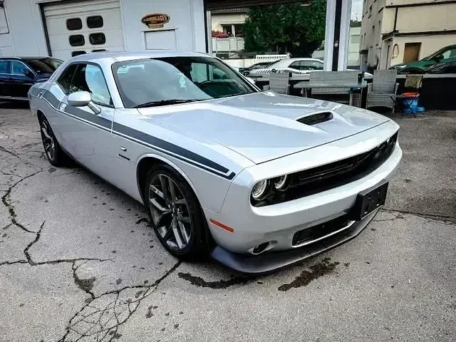 Używany Dodge Challenger 377 KM (277 kW) 2021 Srebrny Coupe