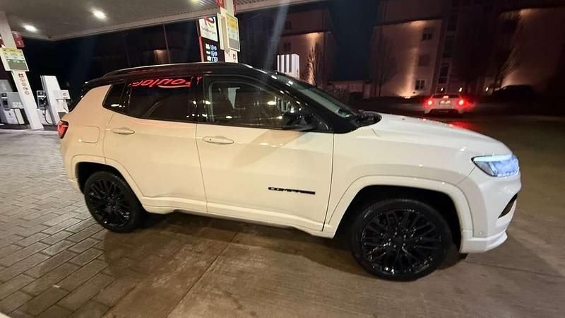 Weiß Gebraucht 2022 Jeep Compass SUV | 21.700 € (Fairer Preis) - Bild 1/4