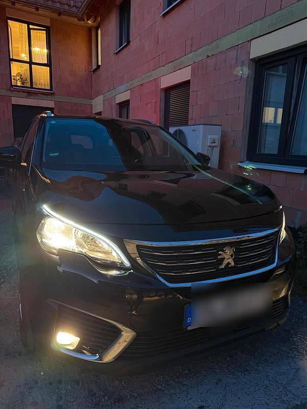 Schwarz Gebraucht 2017 Peugeot 5008 SUV | 13.499 € (Teuer) - Bild 1/4