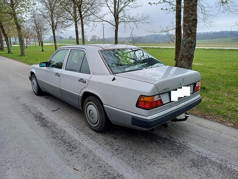 Gebraucht Mercedes E230 132 PS (97 kW) 1990 Silber Limousine
