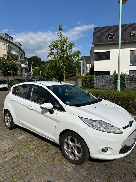 Weiß Gebraucht 2010 Ford Fiesta Titanium Kleinwagen | 2.300 € (Guter Preis) - Bild 1/2