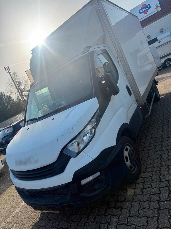 Gebraucht Iveco Daily 150 PS (110 kW) 2017 Weiß Limousine