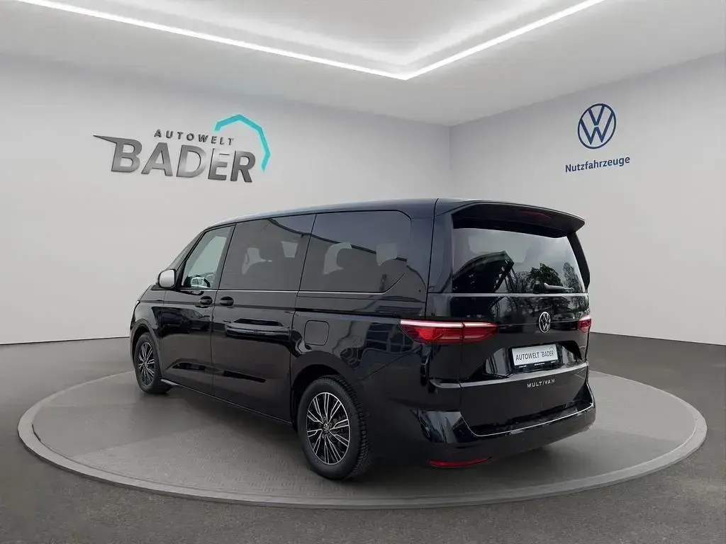 Gebraucht VW Multivan Life 150 PS (110 kW) 2025 Deep black perleffekt Van / Kleinbus