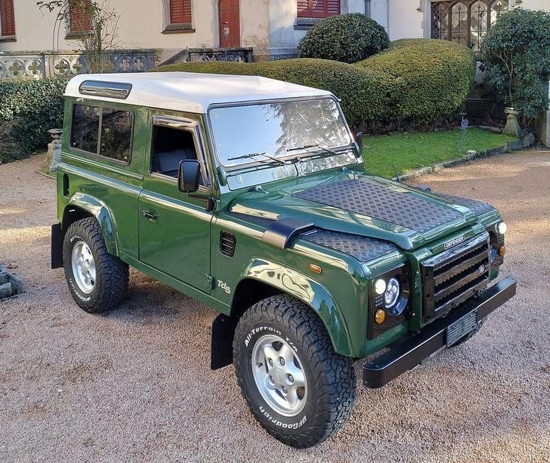 Grün Gebraucht 1999 Land Rover Defender Kombi | 45.000 € - Bild 1/4