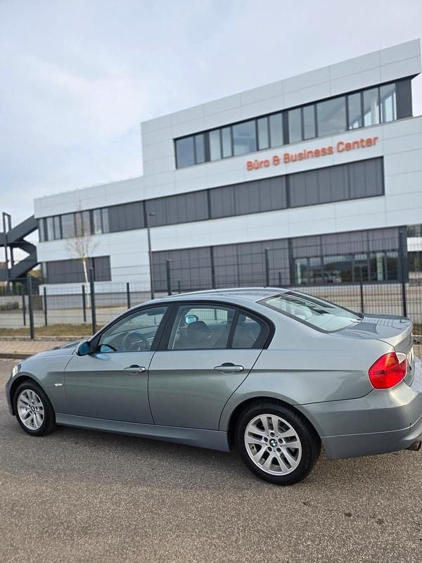Gebraucht BMW 320 150 PS (110 kW) 2006 Blau Limousine