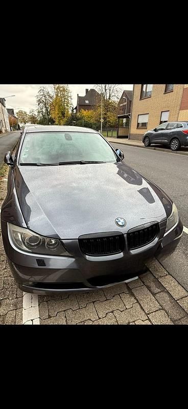 Gebraucht BMW 320 177 PS (130 kW) 2008 Grau Limousine