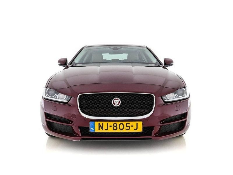 Gebraucht Jaguar XE Business Edition 165 PS (121 kW) 2017 Rot Limousine