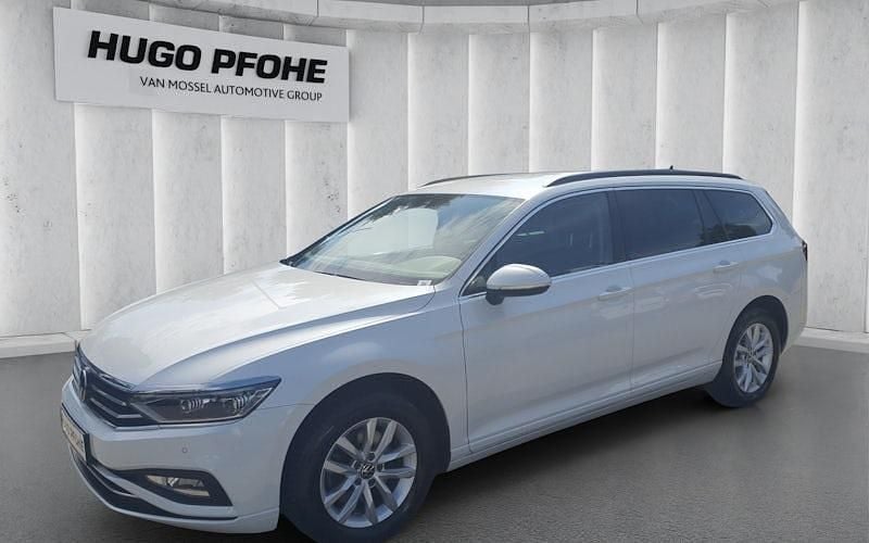 Weiß Gebraucht 2021 VW Passat Business Kombi | 21.190 € (Guter Preis) - Bild 1/4