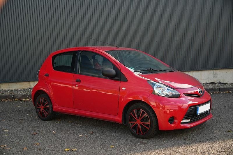 Rot Gebraucht 2013 Toyota Aygo Connect Style Kleinwagen | 6.000 € (Fairer Preis) - Bild 1/4