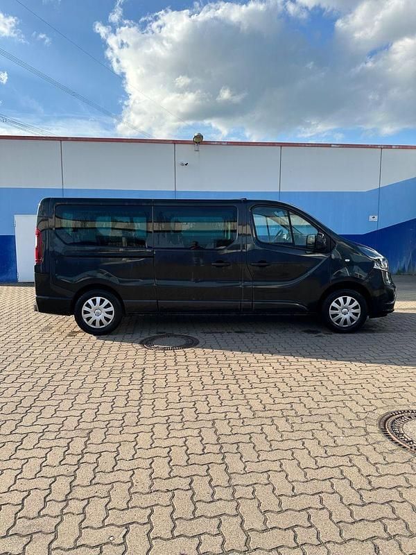 Second-hand Opel Vivaro 145 CP (106 kW) 2017 Negru Monovolum