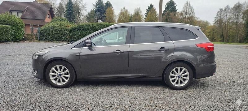 Gebraucht Ford Focus Titanium 120 PS (88 kW) 2016 Grau Kombi