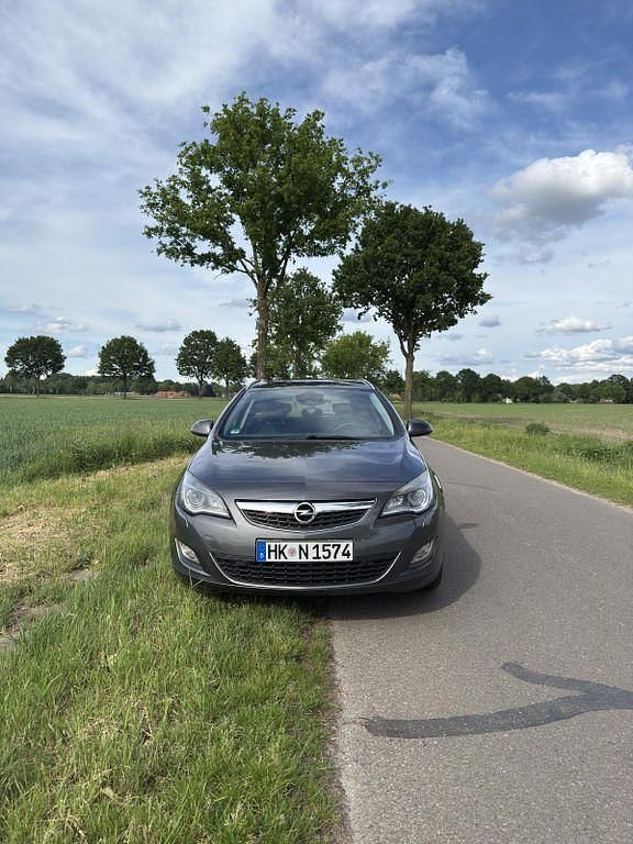 Grau Gebraucht 2011 Opel Astra Edition Kombi | 5.600 € (Fairer Preis) - Bild 1/4
