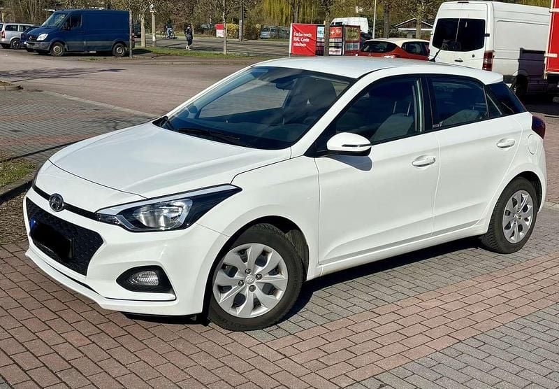 Gebraucht Hyundai i20 Select 84 PS (61 kW) 2021 Weiß Kleinwagen