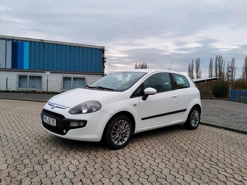Weiß Gebraucht 2011 Fiat Punto Evo Kleinwagen | 2.599 € (Fairer Preis) - Bild 1/4