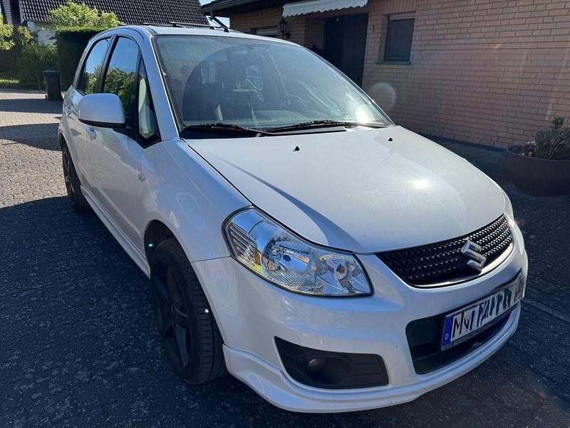 Weiß Gebraucht 2012 Suzuki SX4 City Kleinwagen | 6.750 € (Fairer Preis) - Bild 1/4