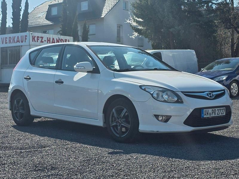 Gebraucht Hyundai i30 Classic 90 PS (66 kW) 2012 Weiß Limousine