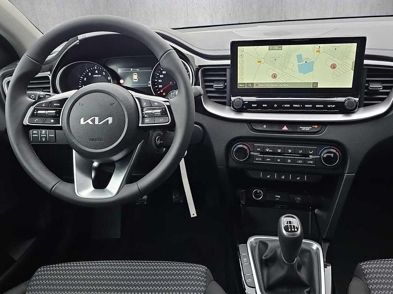 Neu Kia Ceed Gold 140 PS (102 kW) 2026 Silber Kleinwagen