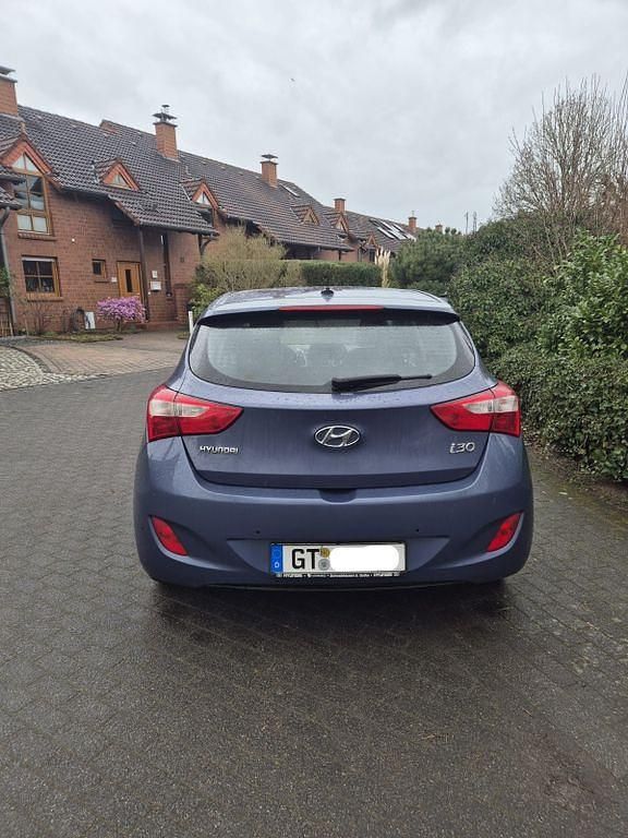 Gebraucht Hyundai i30 Classic 99 PS (72 kW) 2013 Blau Limousine