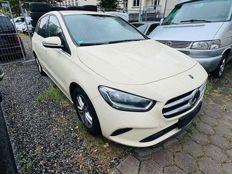Beige Gebraucht 2019 Mercedes B180 Van / Kleinbus | 5.449 € (Superpreis) - Bild 1/4