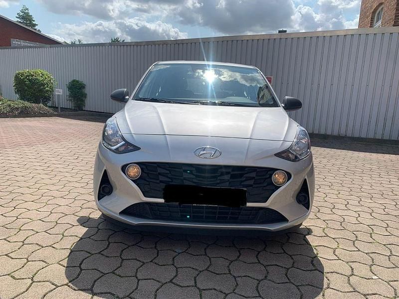 Silber Gebraucht 2021 Hyundai i10 Kleinwagen | 8.969 € (Superpreis) - Bild 1/4