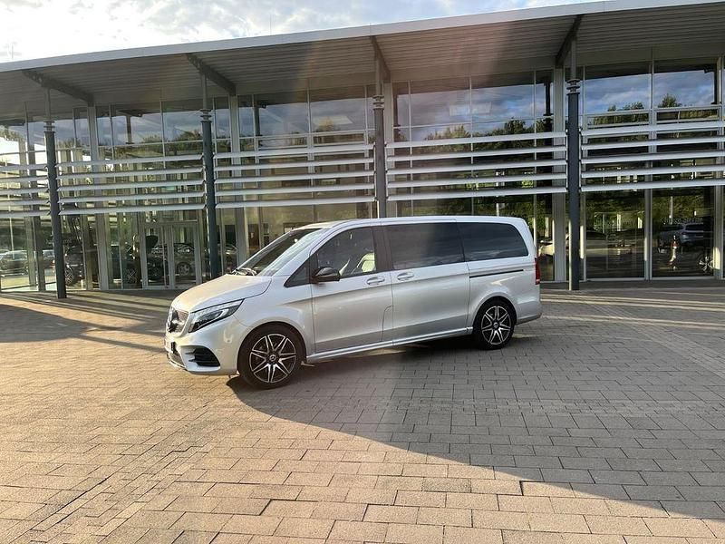 Silber Gebraucht 2022 Mercedes V300 AMG line Van / Kleinbus | 59.500 € (Guter Preis) - Bild 1/4