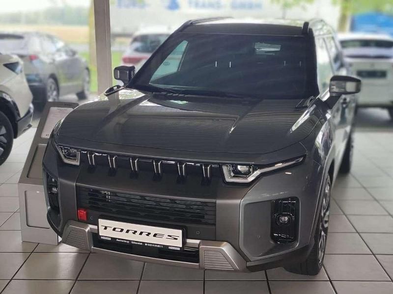 Platinum grey Neu 2025 Ssangyong Torres Sapphire SUV | 39.900 € - Bild 1/4