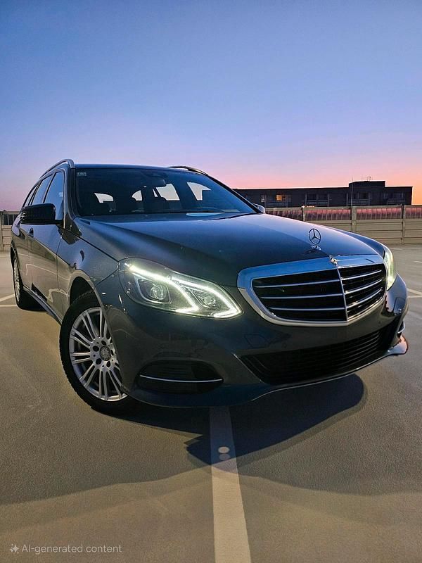 Grau Gebraucht 2014 Mercedes E250 Elegance Kombi | 10.500 € - Bild 1/4