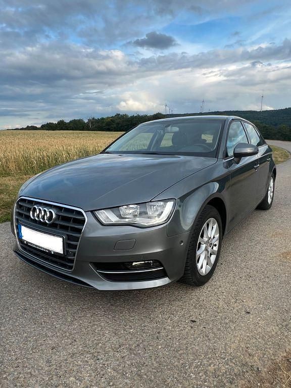 Grau Gebraucht 2014 Audi A3 Sportback Ambition Limousine | 8.800 € (Fairer Preis) - Bild 1/4