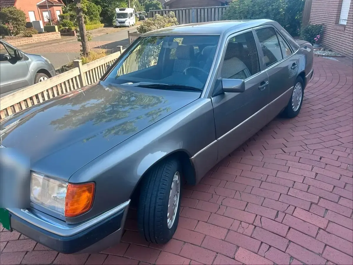 Gebraucht Mercedes E230 130 PS (95 kW) 1990 Limousine