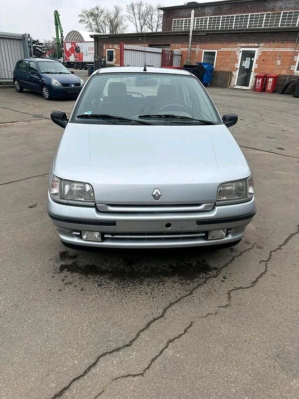 Second-hand Renault Clio 75 CP (55 kW) 1995 Argintiu Hatchback