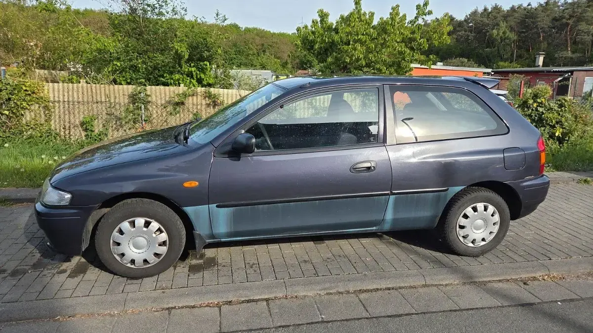 Używany Mazda 323 88 KM (64 kW) 1999 Niebieski Sedan/Limuzyna